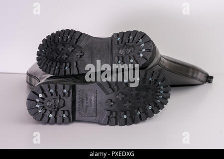 Hohes Knie hoch Schwarz combat Mode goth Punk oi Stiefel mit angeschraubt Sohlen - auf weißen isoliert Stockfoto