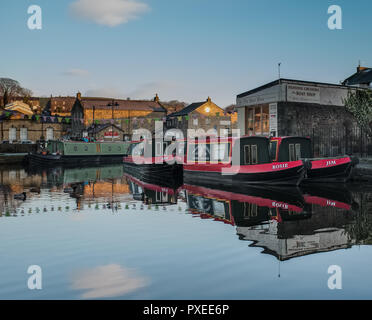 Schmale Boote in der malerischen Stadt Skipton, Samstag, 27. Dezember 2014, Skipton, England. Stockfoto