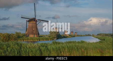 Line-up von Windmühlen im UNESCO-Welterbe von Kinderdijk, am Mittwoch, den 3. August 2016, Kinderdijk, Niederlande. Stockfoto