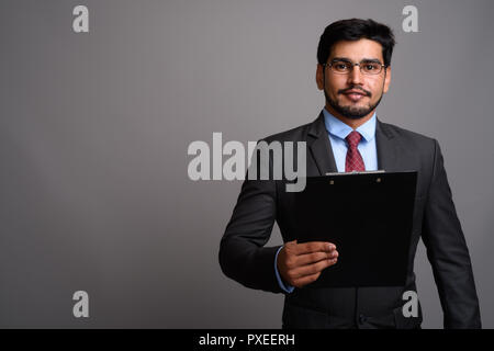 Die Jungen gut aussehenden bärtigen Persischen Geschäftsmann Brillen tragen Stockfoto