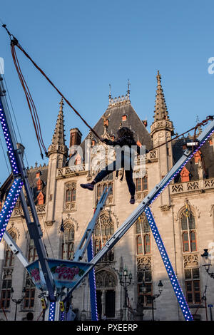 Kinder freuen sich über Spielplatz am Grote Markt in Brügge, Sonntag, 9. April 2017, Brugge, Belgien Stockfoto