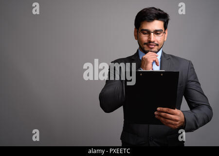 Die Jungen gut aussehenden bärtigen Persischen Geschäftsmann Brillen tragen Stockfoto