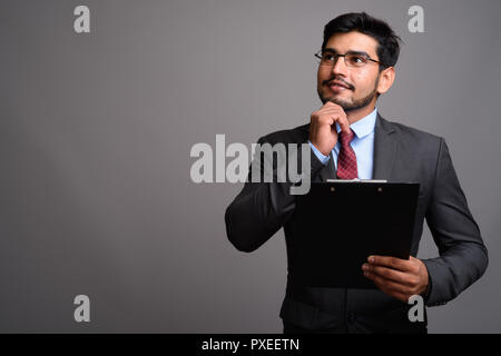 Die Jungen gut aussehenden bärtigen Persischen Geschäftsmann Brillen tragen Stockfoto