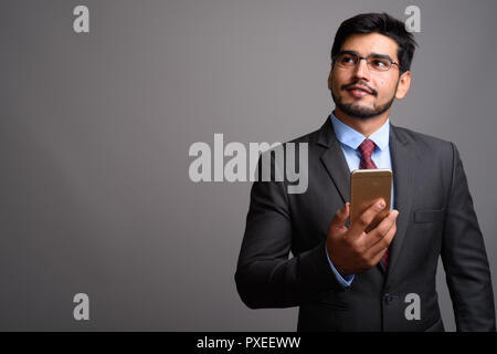 Die Jungen gut aussehenden bärtigen Persischen Geschäftsmann Brillen tragen Stockfoto