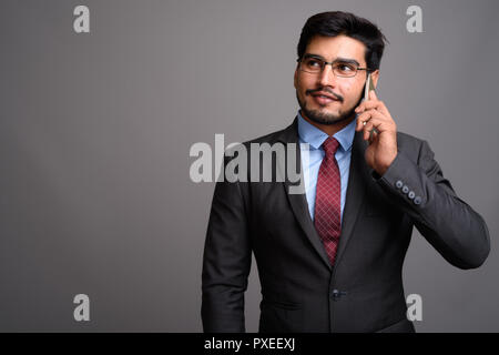 Die Jungen gut aussehenden bärtigen Persischen Geschäftsmann Brillen tragen Stockfoto