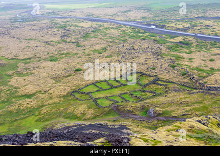 Dramatische Panoramablick auf die Lava Tal von Grabrok Vulkan in Island Stockfoto