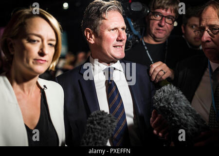 © Chris Bull. 26/9/18 Liverpool, Großbritannien. Die Labour Party Konferenz heute (Mittwoch, 26. September 2018). Shadow Staatssekretär für das Verlassen der Europäischen Union Keir Starmer MP wird von Journalisten befragt, wie er den Saal folgende Führer der Labour Party Jeremy Corbyn's verlässt. Es Anrufe wurde für ihn die Arbeit Brexit Politik zu klären, nach seiner Rede etwas von dem, was John McDonnell gesagt hat, widersprochen. Foto: CHRIS STIER Stockfoto