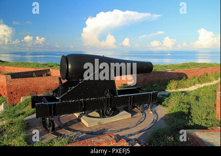 Ein 15-Zoll Rodman Bürgerkriegära Artillerie Stück wacht über einen Fort Jefferson Bastion in Dry Tortugas National Park, auf den Florida Keys befindet Stockfoto