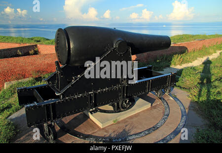 Ein 15-Zoll Rodman Bürgerkriegära Artillerie Stück wacht über einen Fort Jefferson Bastion in Dry Tortugas National Park, auf den Florida Keys befindet Stockfoto