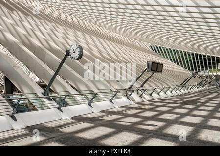 Uhr in der modernen Bahnhof von Lüttich, Belgien Stockfoto