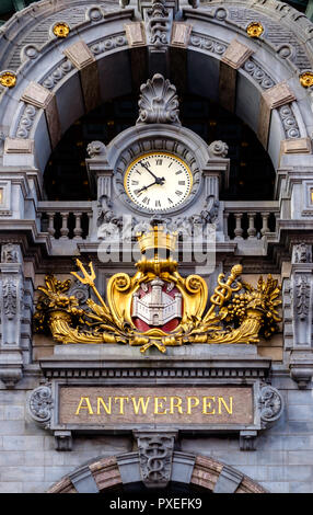 Uhr auf der oberen Ebene der Hauptbahnhof in Antwerpen. Das ursprüngliche Gebäude wurde von Clement Van Bogaert konzipiert und wurde zwischen 1895 gebaut Stockfoto