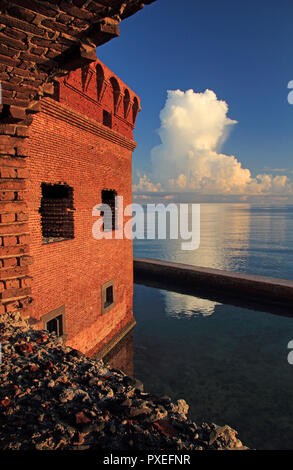 Gewitterwolken burst über Dry Tortugas National Park, wie durch einen der Kasematten des mächtigen Fort Jefferson gesehen, in den Florida Keys entfernt Stockfoto