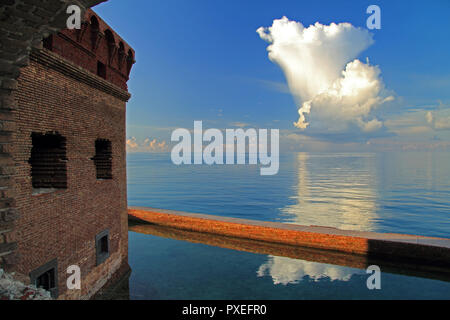 Gewitterwolken burst über Dry Tortugas National Park, wie durch einen der Kasematten des mächtigen Fort Jefferson gesehen, in den Florida Keys entfernt Stockfoto