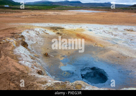 Namafjall Hverir geothermale Region im Norden von Island in der Nähe von Mývatn. Dieses Gebiet ist reich an Schwefel vulkanischen Schlamm Pools und ein Dampfbad mit bunten formaions Stockfoto