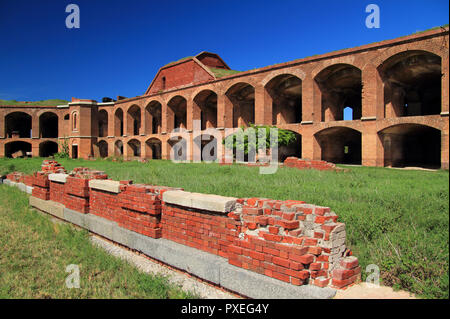 Ruinen von Kasernen untergebracht Union Soldaten sind verstreut in Fort Jefferson, im schönen Dry Tortugas National Park, Florida gefunden Stockfoto