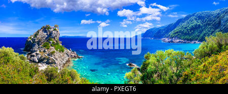 Wunderschöne Insel Skopelos, Ansicht von Agios Ioannis Kirche, Panoramaaussicht, Griechenland. Stockfoto