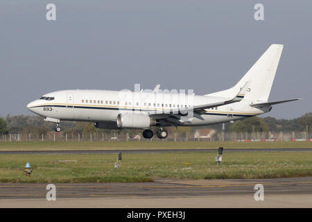 Boeing C-40A Clipper Landing at RAF Mildenhall während der Arbeit ein sonderflug für die US Navy. Stockfoto