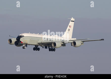 USAF RC-135 U' Kampf geschickt", einer von nur zwei in der USAF Bestandsaufnahme am Ansatz in die RAF Mildenhall nach einer Überwachung der Mission. Stockfoto