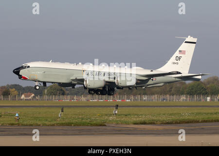 USAF RC-135 U' Kampf geschickt", einer von nur zwei in der USAF Bestandsaufnahme am Ansatz in die RAF Mildenhall nach einer Überwachung der Mission. Stockfoto