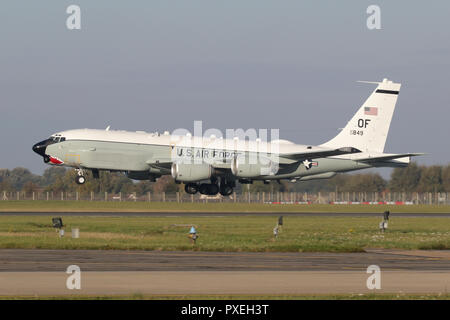 USAF RC-135 U' Kampf geschickt", einer von nur zwei in der USAF Bestandsaufnahme am Ansatz in die RAF Mildenhall nach einer Überwachung der Mission. Stockfoto