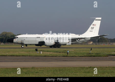 RC-135S'Cobra Ball", die RAF Mildenhall für eine Rückkehr in die USA nach einer lokalen Bereitstellung. Stockfoto