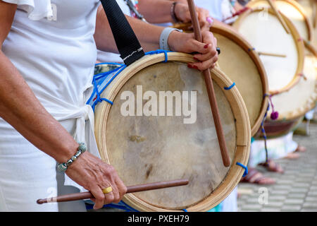 Womans Schlagzeuger Schlagzeug spielen während des Folk samba Performance auf Belo Horizonte, Minas Gerais Stockfoto