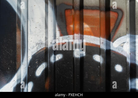 Abstrakte graffiti auf Wand, im städtischen Hintergrund. Stockfoto