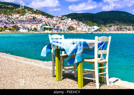 Traditionelle Taverna in Insel Skopelos, Griechenland. Stockfoto