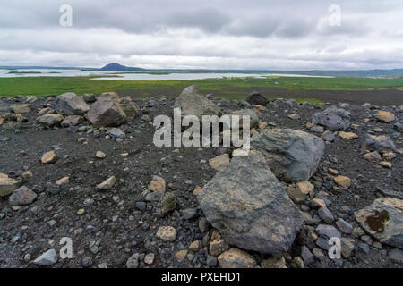 Panoramasicht auf den See Myvatn, Vulkane, und die Region von Hverfjall - Hverfell Vulkan creater in Krafla, die vulkanischen Gebiet in Myvarn, Island. Stockfoto