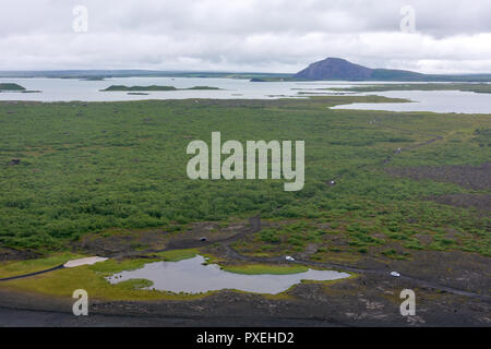 Panoramasicht auf den See Myvatn, Vulkane, und die Region von Hverfjall - Hverfell Vulkan creater in Krafla, die vulkanischen Gebiet in Myvarn, Island. Stockfoto