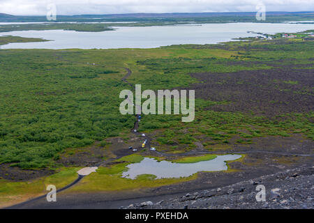 Panoramasicht auf den See Myvatn, Vulkane, und die Region von Hverfjall - Hverfell Vulkan creater in Krafla, die vulkanischen Gebiet in Myvarn, Island. Stockfoto