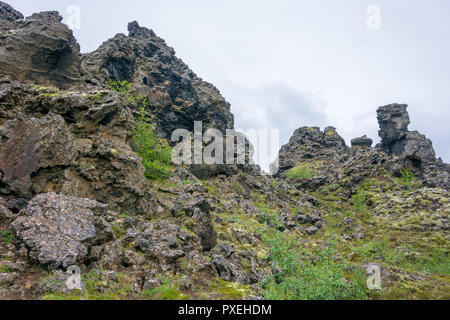 Dimmuborgir Bereich ungewöhnlich geformten Lavafelder in der Nähe Myvatn See im Norden von Island. Die Gegend ist dramatischen vulkanischen Höhlen und Felsformationen aus Stockfoto