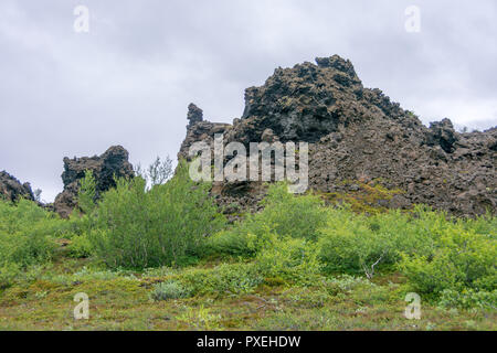 Dimmuborgir Bereich ungewöhnlich geformten Lavafelder in der Nähe Myvatn See im Norden von Island. Die Gegend ist dramatischen vulkanischen Höhlen und Felsformationen aus Stockfoto