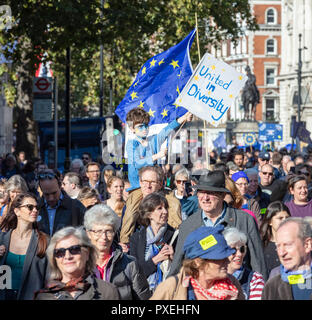 Whitehall, London, England, 20. Oktober 2018; Junge sitzt auf der Schulter des Mannes und der Wellen Anti-Brexit Banner als Massen März Nachfrage Brexit Völker Abstimmung Stockfoto