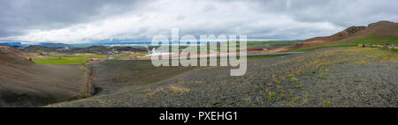 Panoramasicht auf den See Myvatn, Vulkane, und die Region von Hverfjall - Hverfell Vulkan creater in Krafla, die vulkanischen Gebiet in Myvarn, Island. Stockfoto