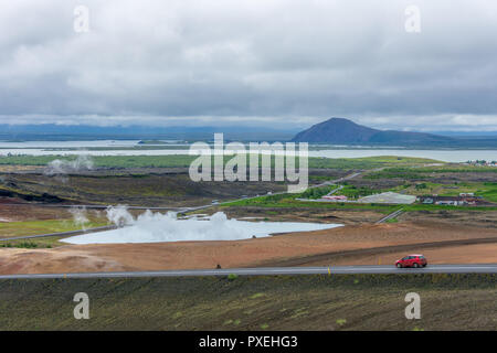 Panoramasicht auf den See Myvatn, Vulkane, und die Region von Hverfjall - Hverfell Vulkan creater in Krafla, die vulkanischen Gebiet in Myvarn, Island. Stockfoto