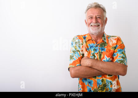 Studio shot von Happy senior Bärtigen touristische Mann lächelnd mit Arm Stockfoto