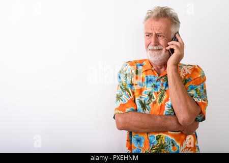 Studio shot der älteren bärtigen touristische Mann während betonte suchen Stockfoto