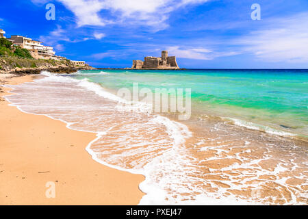 Beeindruckende Le Castella, Ansicht mit alte mittelalterliche Festung, azurblaues Meer und goldenem Sand, Isola di Capo Rizzuto, Kalabrien, Italien Stockfoto