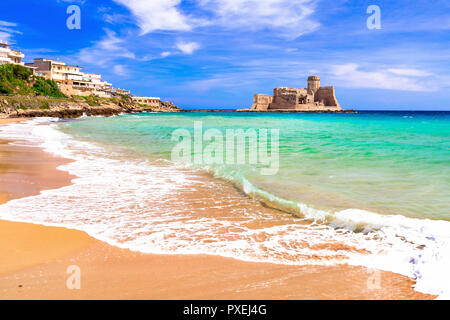 Beeindruckende Le Castella, Ansicht mit alte mittelalterliche Festung, azurblaues Meer und goldenem Sand, Isola di Capo Rizzuto, Kalabrien, Italien Stockfoto