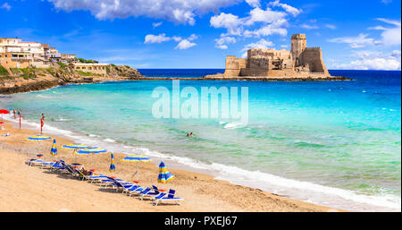 Schöne Le Castella, Ansicht mit Kastell und azurblauen Meer, Kalabrien, Italien. Stockfoto