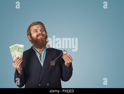 Porträt eines erwachsenen Bartgeier hipster Geschäftsmann Fröhlicher positiver Mann pumpen Fäuste stehen über Blau studio Wand Hintergrund isoliert sich Fei Stockfoto