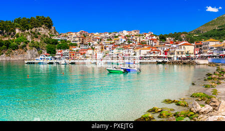 Schöne Parga Dorf, mit traditionellen Haus, das Meer und die Boote, Preveza, Griechenland.
