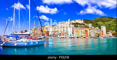 Schöne Portovenere Dorf, mit bunten Häuser, Boote und Meer, Cinque Terre, Ligurien, Italien. Stockfoto