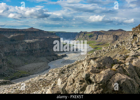 Schöne Detifoss Wasserfall und Canyon der Jokulsargljufur National Park im Norden von Island Stockfoto