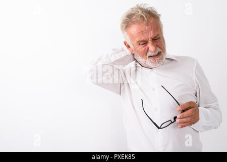 Studio shot der betonten älterer bärtiger Mann mit Nackenschmerzen whil Stockfoto