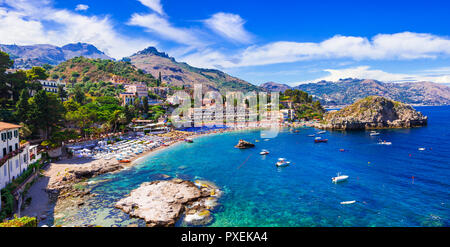 Schönen Strand von Taormina, mit Blick auf das Meer und die Berge. Sizilien, Italien. Stockfoto