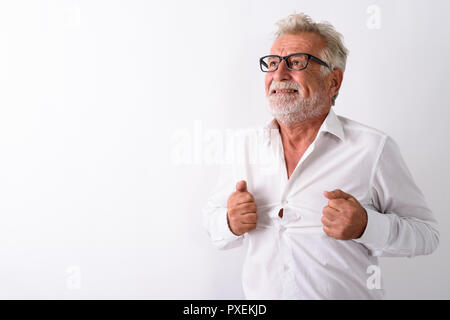 Studio shot der betonten älterer bärtiger Mann denken, während rippin Stockfoto