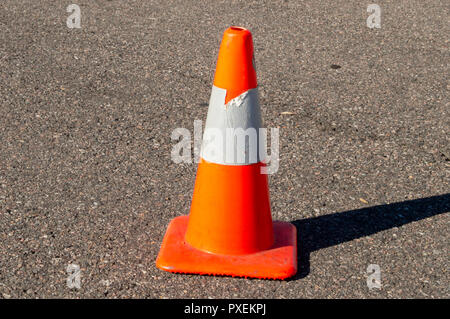 Orange Verkehrssicherheit Kegel auf dem schwarzen Asphalt Stockfoto