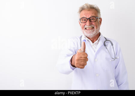 Studio shot von Happy älterer bärtiger Mann Arzt lächelnd während Giv Stockfoto